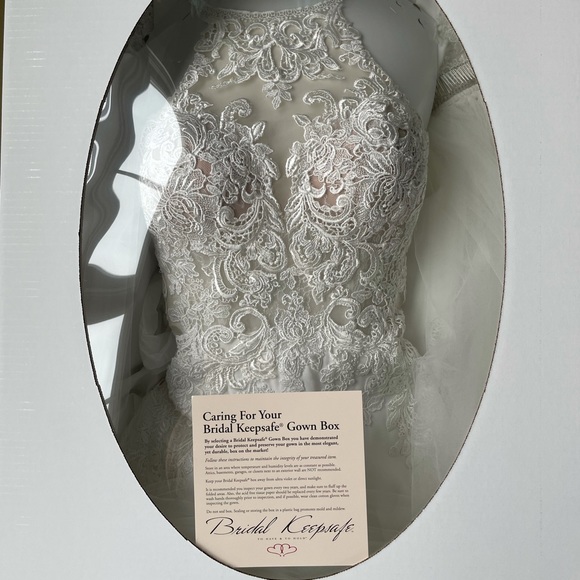 Wedding gown - Picture 4 of 4